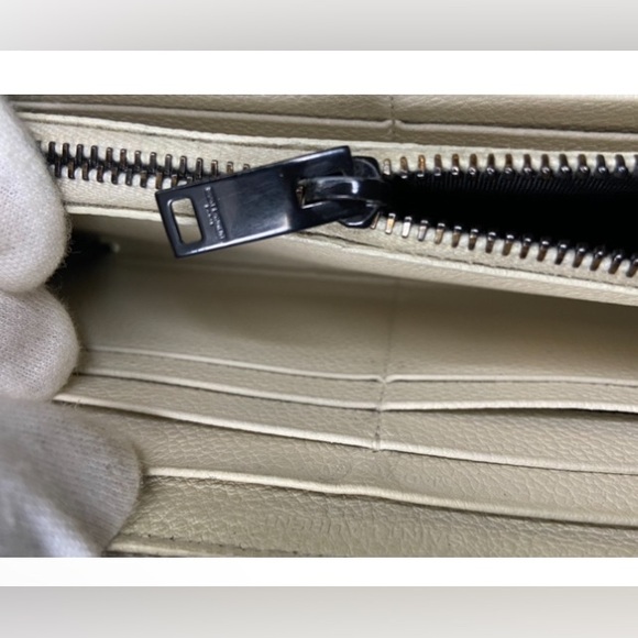 Saint Laurent Beige and Black wallet with gunmetal wristlet chain. - Picture 10 of 12